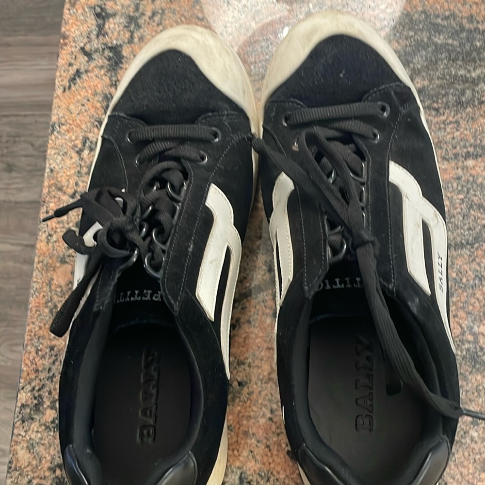Tennis shoes